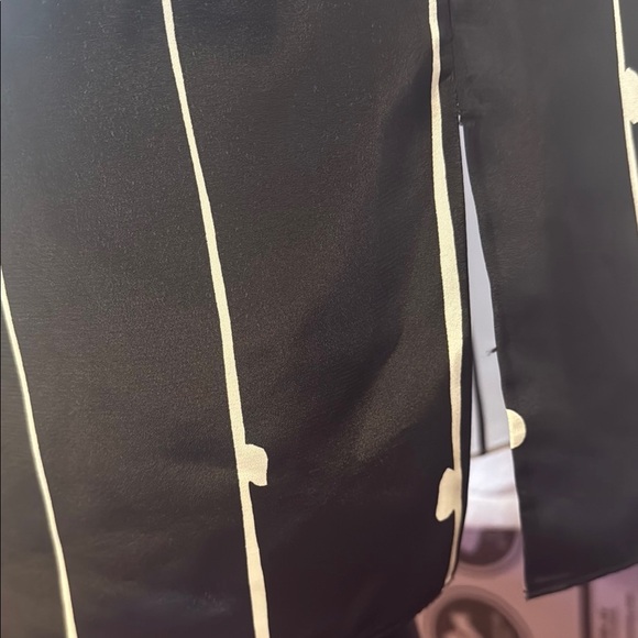 Vintage Elegant Black and Cream Striped Dress with bat wing arms and side slits - Picture 4 of 7